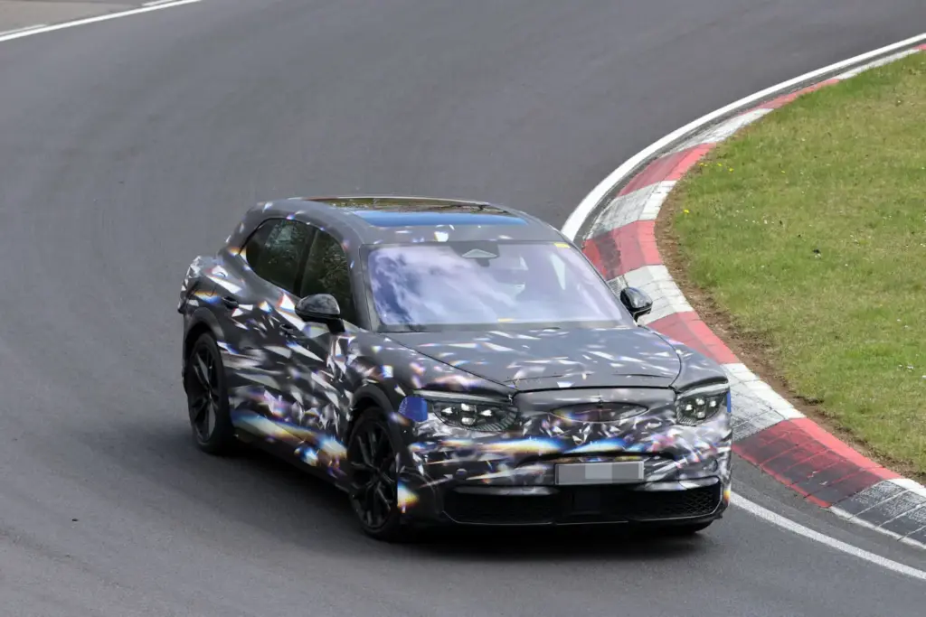 Bentley Barnato: el SUV eléctrico continúa su puesta a punto en Nürburgring 6 Motor16 Bentley Barnato 2028 Nurburgring 4 Motor16