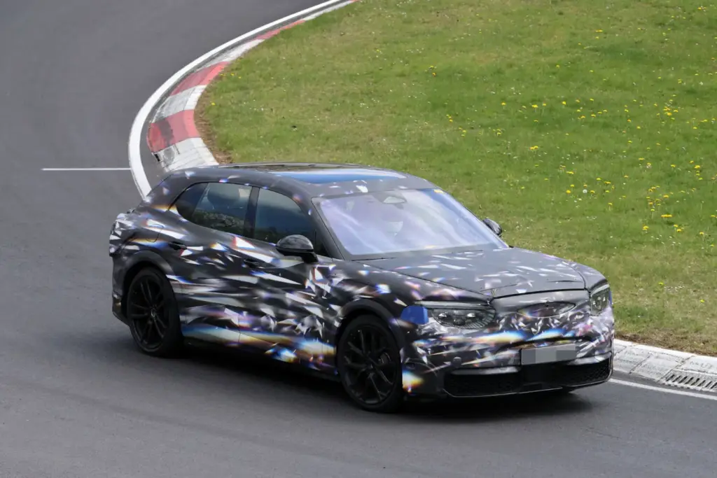 Bentley Barnato: el SUV eléctrico continúa su puesta a punto en Nürburgring 7 Motor16 Bentley Barnato 2028 Nurburgring 5 Motor16