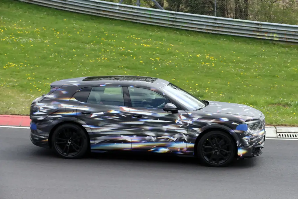 Bentley Barnato: el SUV eléctrico continúa su puesta a punto en Nürburgring 9 Motor16 Bentley Barnato 2028 Nurburgring 7 Motor16