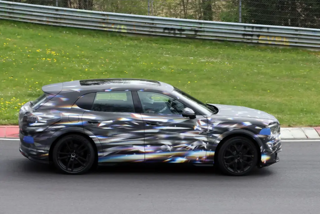 Bentley Barnato: el SUV eléctrico continúa su puesta a punto en Nürburgring 1 Motor16 Bentley Barnato 2028 Nurburgring (8)