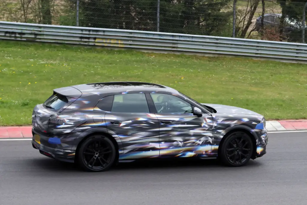 Bentley Barnato: el SUV eléctrico continúa su puesta a punto en Nürburgring 11 Motor16 Bentley Barnato 2028 Nurburgring 9 Motor16