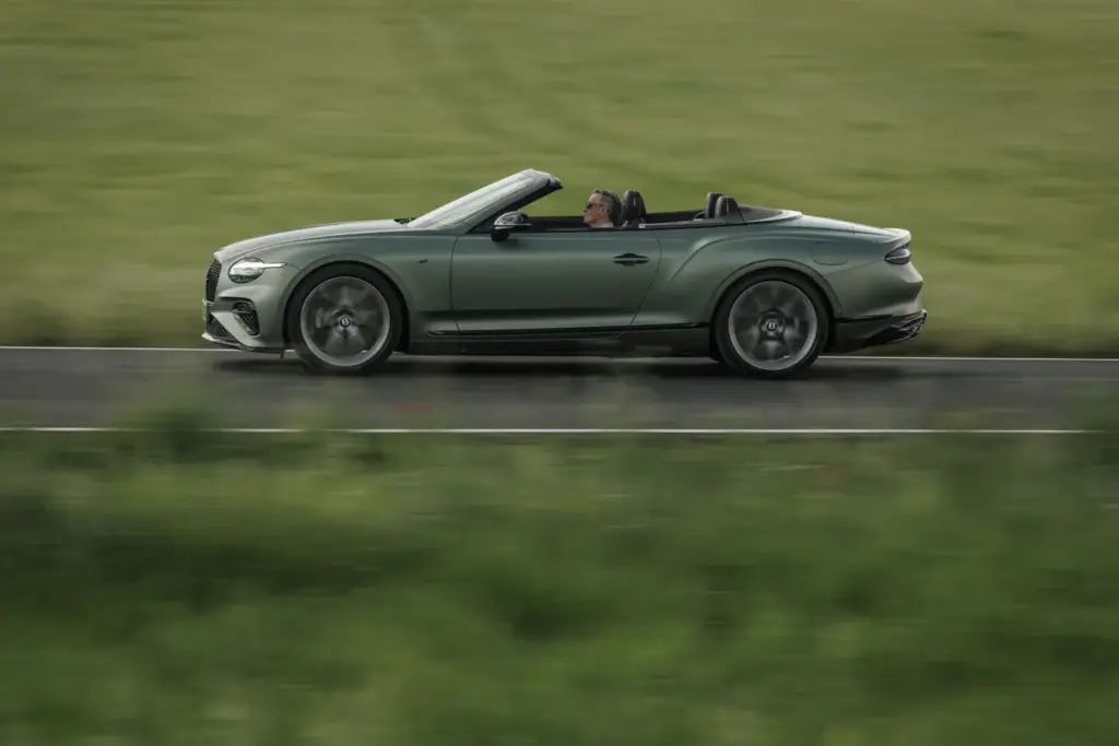 Primera prueba del Bentley Continental GTC S: Descapotable, impecable y con un escape Akrapovič 97 Motor16 Bentley GTC s V8 Hybrid alpine geen satine 1 Motor16
