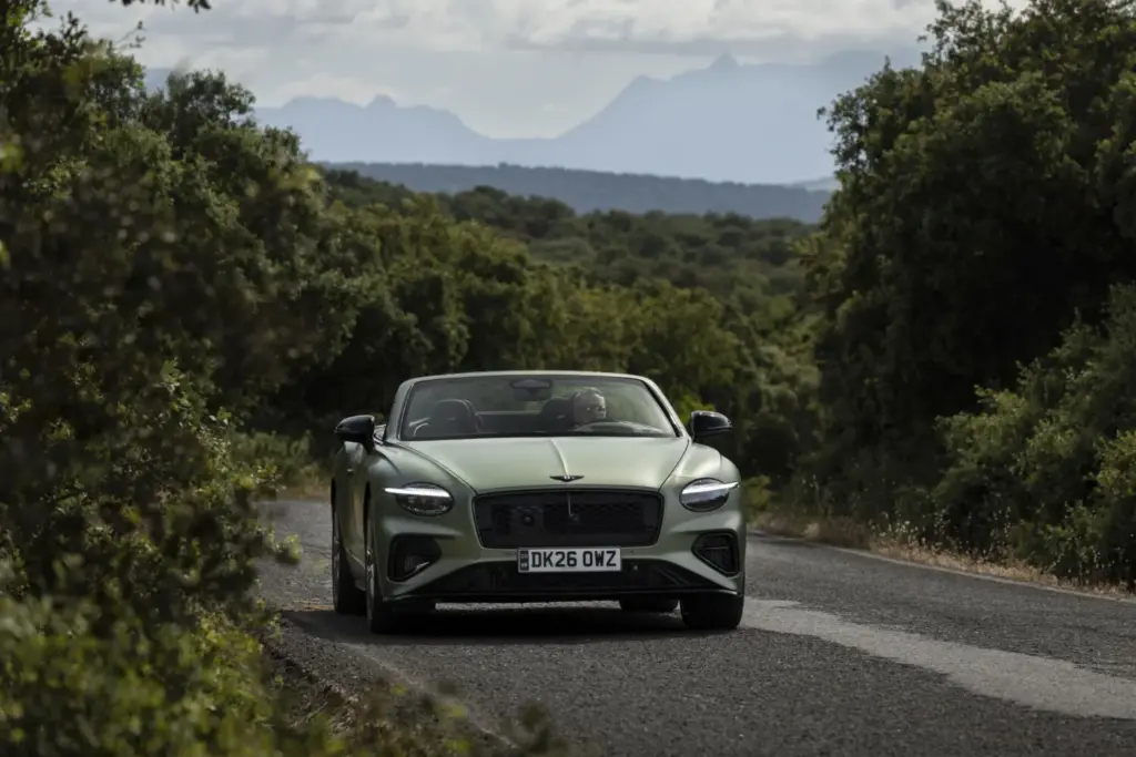 Primera prueba del Bentley Continental GTC S: Descapotable, impecable y con un escape Akrapovič 78 Motor16 Bentley GTC s V8 Hybrid alpine geen satine 10 Motor16