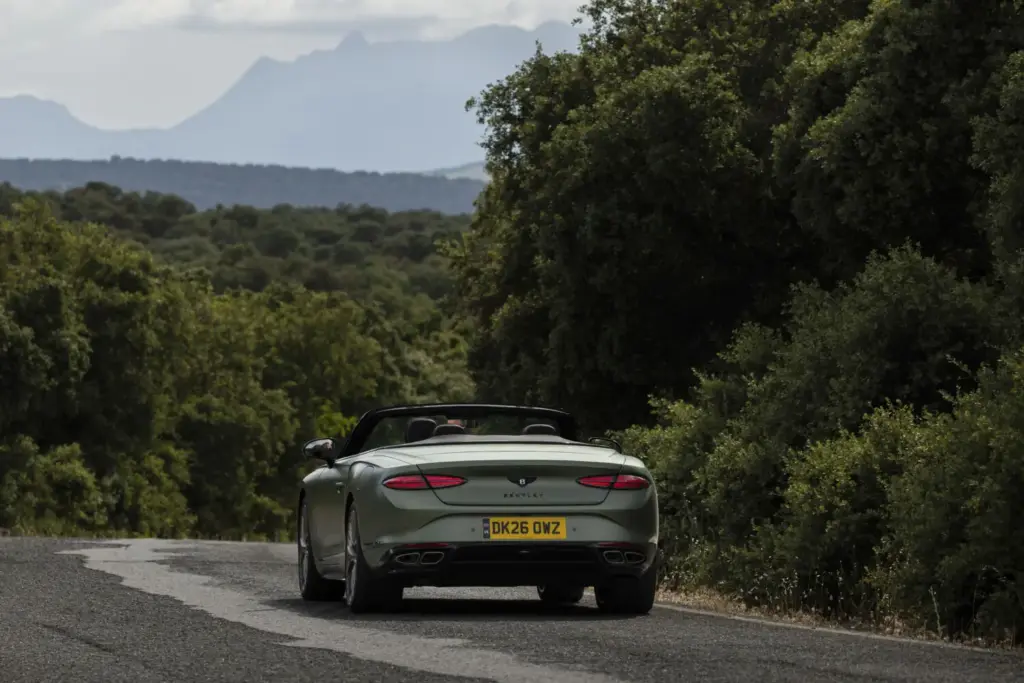 Primera prueba del Bentley Continental GTC S: Descapotable, impecable y con un escape Akrapovič 87 Motor16 Bentley GTC s V8 Hybrid alpine geen satine 11 Motor16