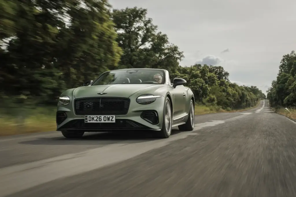 Primera prueba del Bentley Continental GTC S: Descapotable, impecable y con un escape Akrapovič 86 Motor16 Bentley GTC s V8 Hybrid alpine geen satine 2 Motor16
