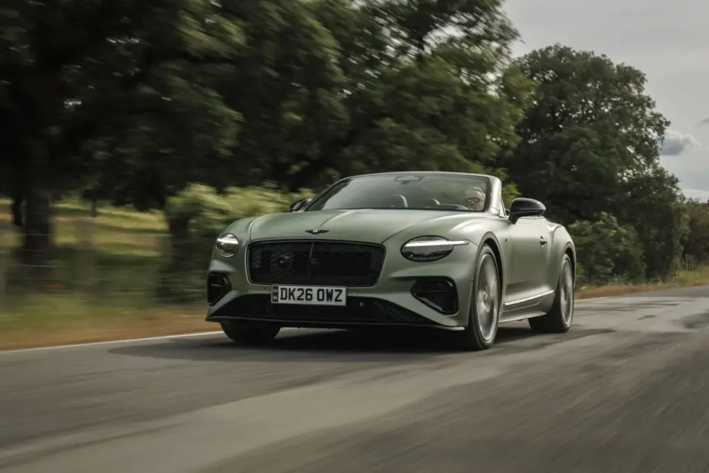 Primera prueba del Bentley Continental GTC S: Descapotable, impecable y con un escape Akrapovič 85 Motor16 Bentley GTC s V8 Hybrid alpine geen satine 3 Motor16