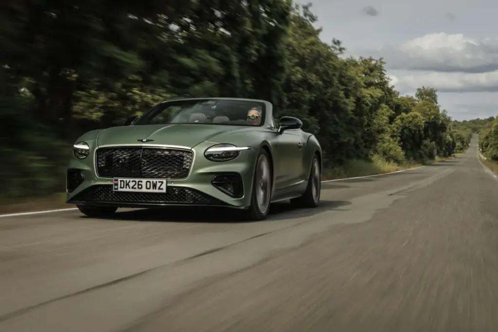 Primera prueba del Bentley Continental GTC S: Descapotable, impecable y con un escape Akrapovič 84 Motor16 Bentley GTC s V8 Hybrid alpine geen satine 4 Motor16