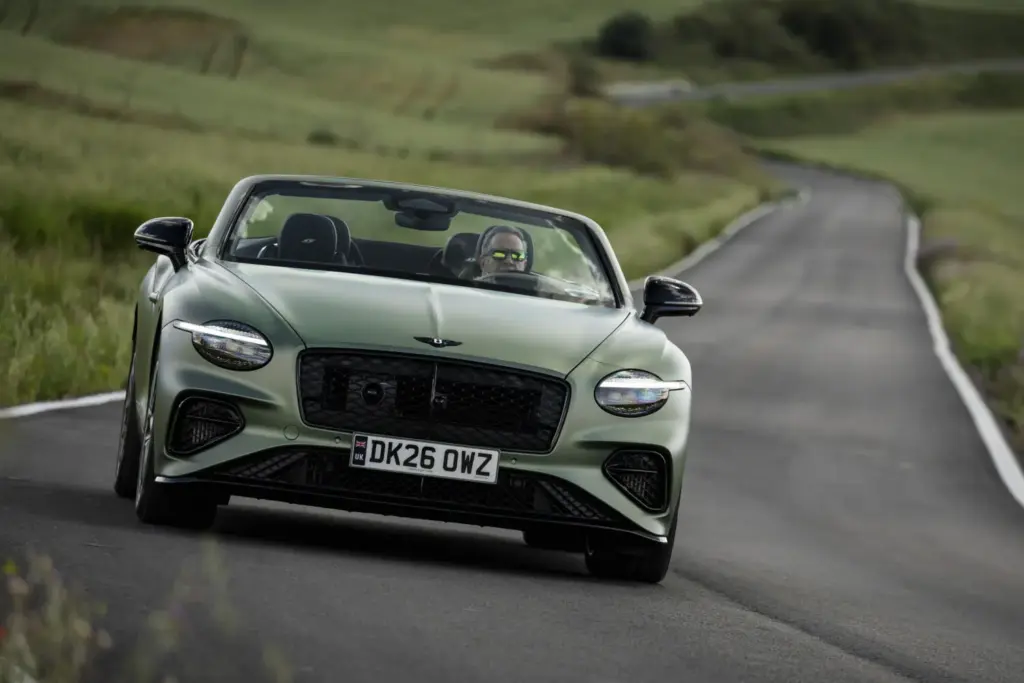 Primera prueba del Bentley Continental GTC S: Descapotable, impecable y con un escape Akrapovič 83 Motor16 Bentley GTC s V8 Hybrid alpine geen satine 5 Motor16