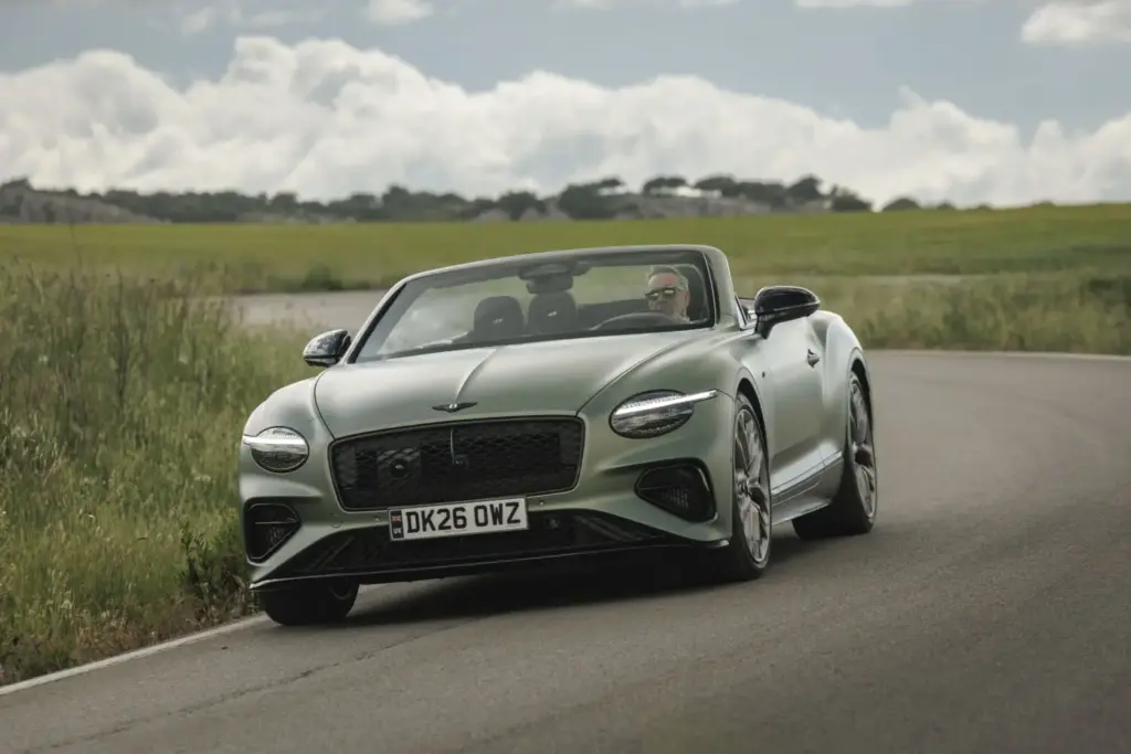Primera prueba del Bentley Continental GTC S: Descapotable, impecable y con un escape Akrapovič 81 Motor16 Bentley GTC s V8 Hybrid alpine geen satine 7 Motor16
