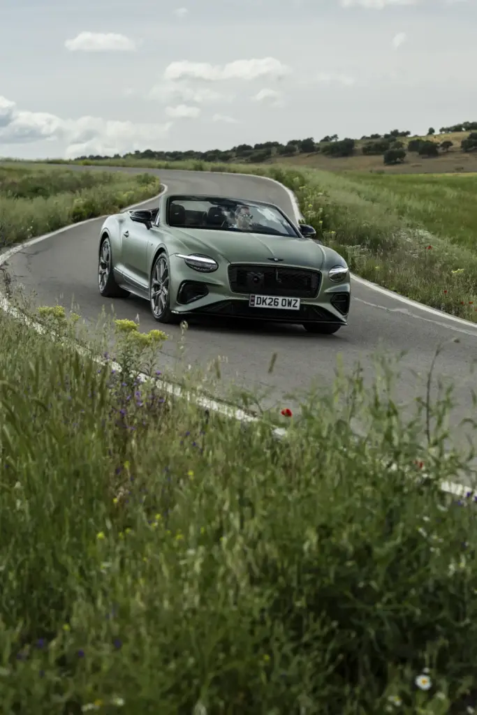 Primera prueba del Bentley Continental GTC S: Descapotable, impecable y con un escape Akrapovič 80 Motor16 Bentley GTC s V8 Hybrid alpine geen satine 8 Motor16