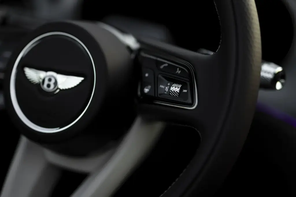 Primera prueba del Bentley Continental GTC S: Descapotable, impecable y con un escape Akrapovič 76 Motor16 Bentley GTC s V8 Hybrid alpine geen satine interior 1 Motor16