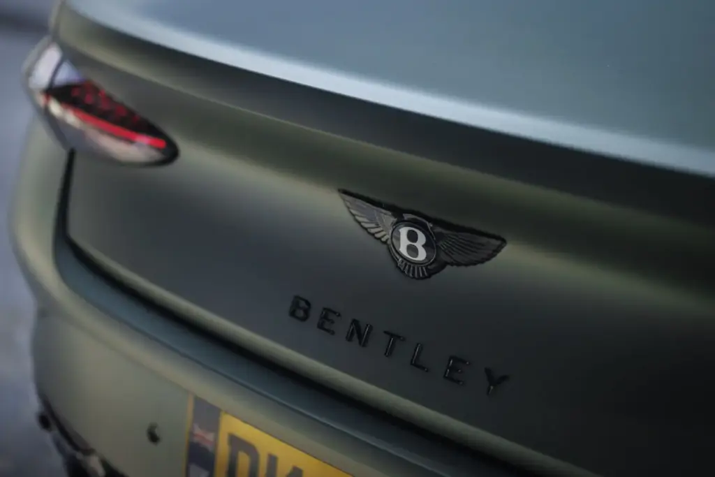 Primera prueba del Bentley Continental GTC S: Descapotable, impecable y con un escape Akrapovič 67 Motor16 Bentley GTC s V8 Hybrid alpine geen satine interior 10 Motor16