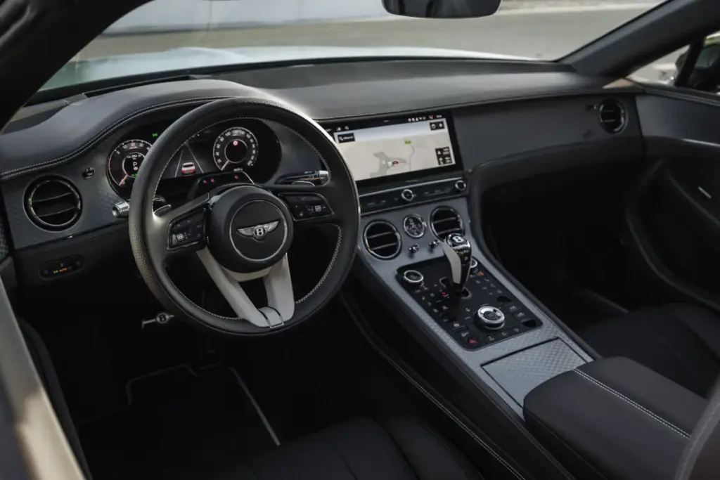 Primera prueba del Bentley Continental GTC S: Descapotable, impecable y con un escape Akrapovič 66 Motor16 Bentley GTC s V8 Hybrid alpine geen satine interior 11 Motor16