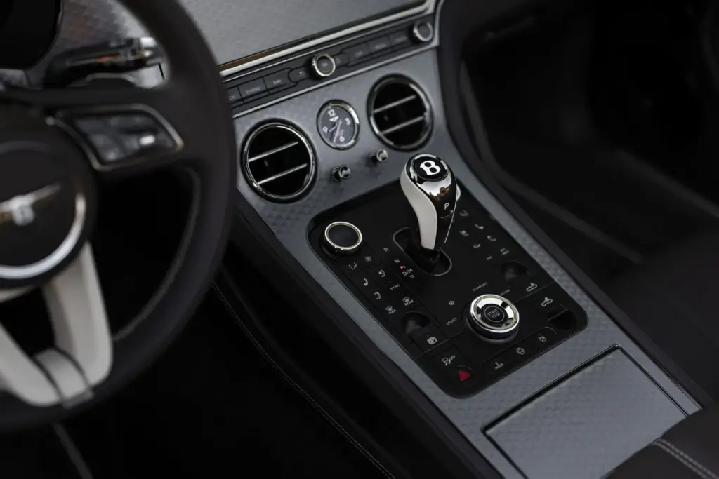 Primera prueba del Bentley Continental GTC S: Descapotable, impecable y con un escape Akrapovič 64 Motor16 Bentley GTC s V8 Hybrid alpine geen satine interior 13 Motor16