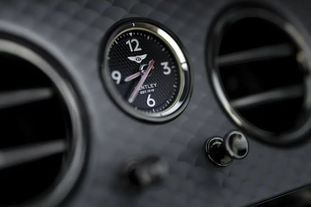 Primera prueba del Bentley Continental GTC S: Descapotable, impecable y con un escape Akrapovič 63 Motor16 Bentley GTC s V8 Hybrid alpine geen satine interior 14 Motor16