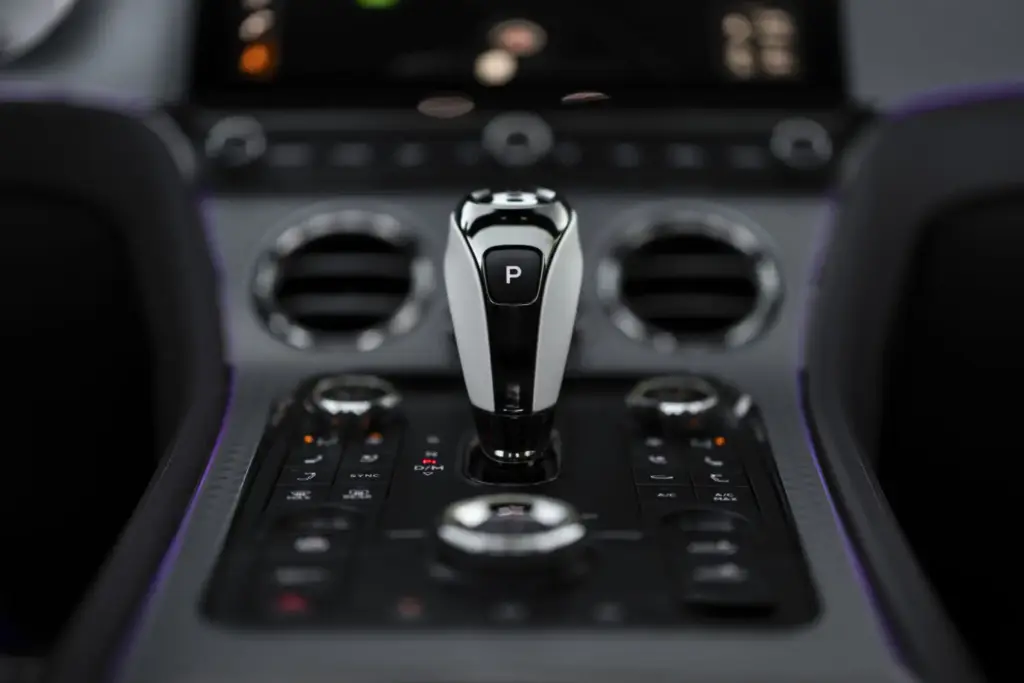 Primera prueba del Bentley Continental GTC S: Descapotable, impecable y con un escape Akrapovič 62 Motor16 Bentley GTC s V8 Hybrid alpine geen satine interior 15 Motor16