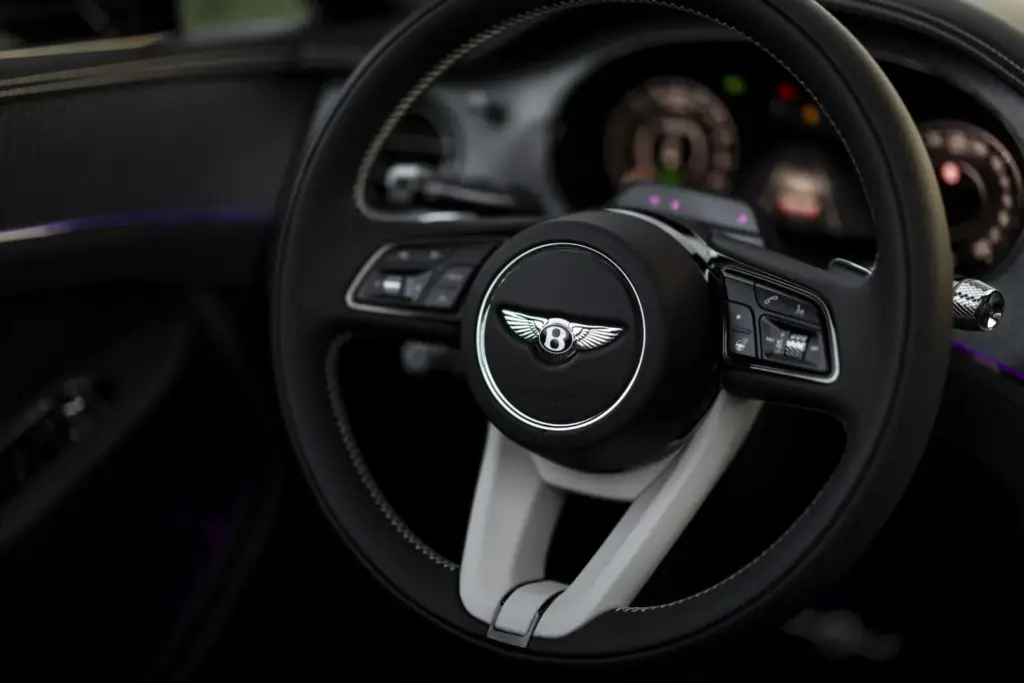 Primera prueba del Bentley Continental GTC S: Descapotable, impecable y con un escape Akrapovič 77 Motor16 Bentley GTC s V8 Hybrid alpine geen satine interior 16 Motor16
