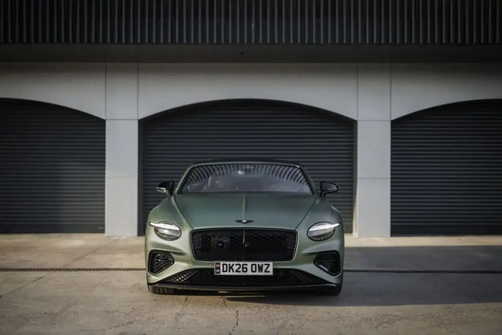 Primera prueba del Bentley Continental GTC S: Descapotable, impecable y con un escape Akrapovič 75 Motor16 Bentley GTC s V8 Hybrid alpine geen satine interior 2 Motor16