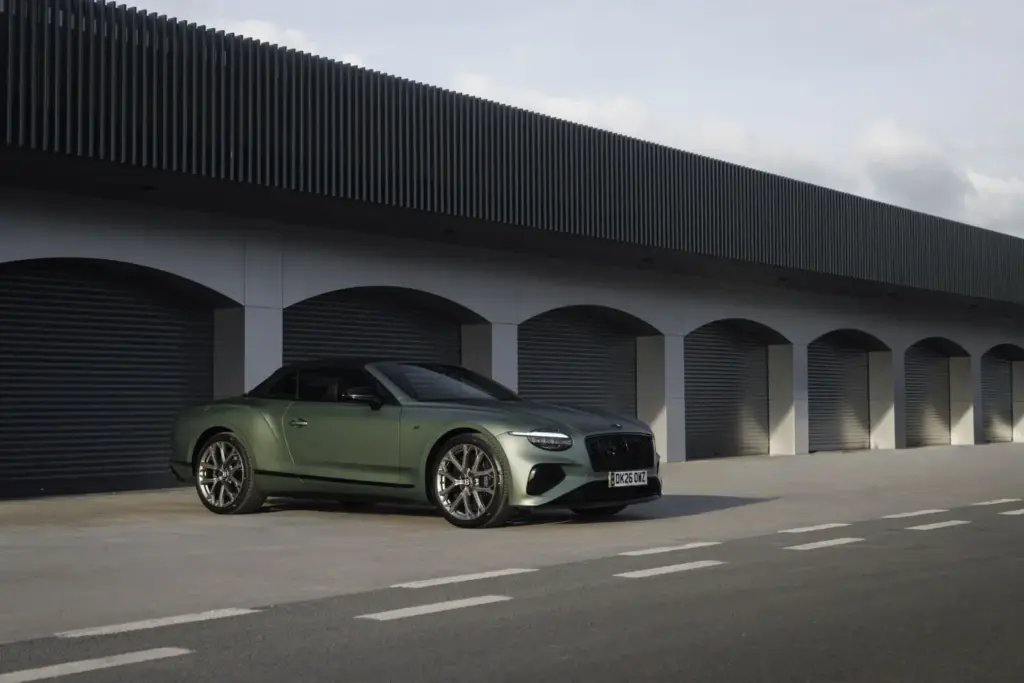 Primera prueba del Bentley Continental GTC S: Descapotable, impecable y con un escape Akrapovič 74 Motor16 Bentley GTC s V8 Hybrid alpine geen satine interior 3 Motor16