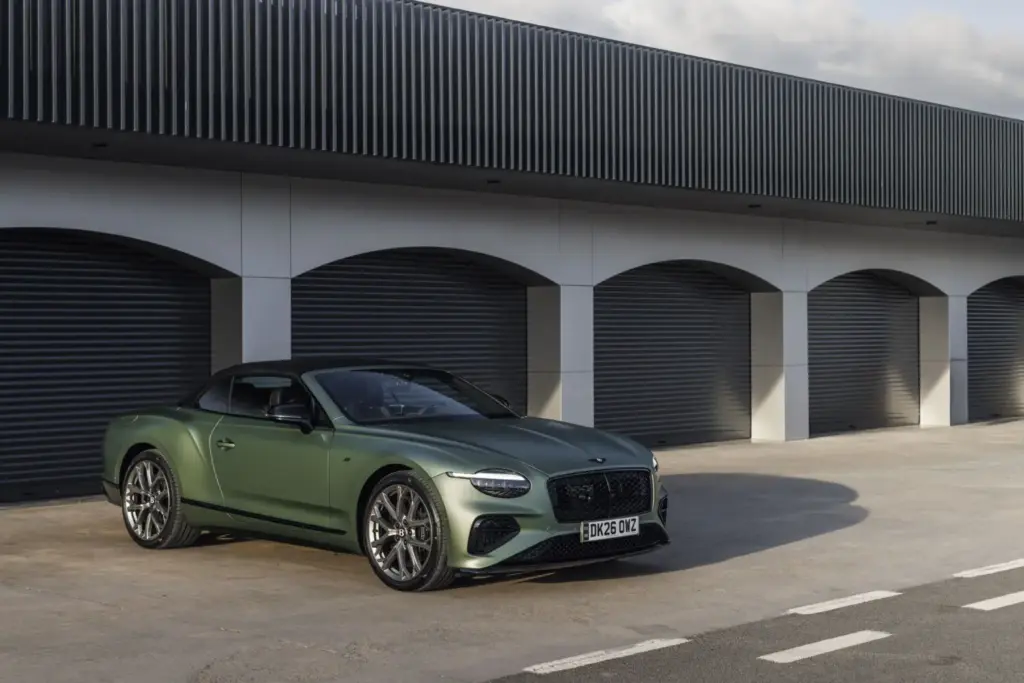 Primera prueba del Bentley Continental GTC S: Descapotable, impecable y con un escape Akrapovič 73 Motor16 Bentley GTC s V8 Hybrid alpine geen satine interior 4 Motor16