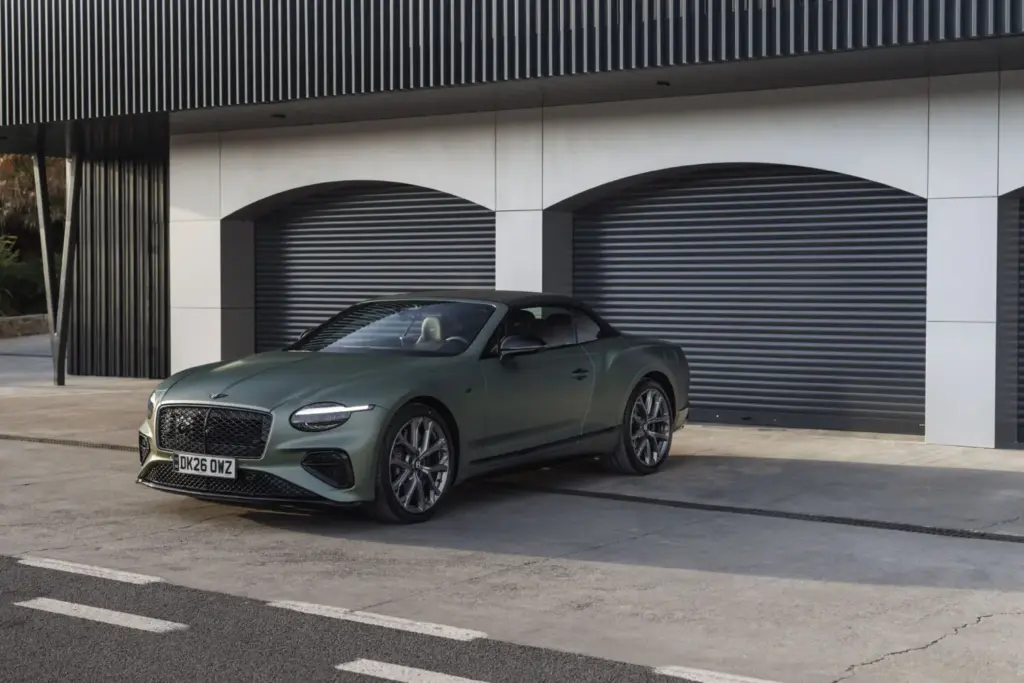 Primera prueba del Bentley Continental GTC S: Descapotable, impecable y con un escape Akrapovič 72 Motor16 Bentley GTC s V8 Hybrid alpine geen satine interior 5 Motor16