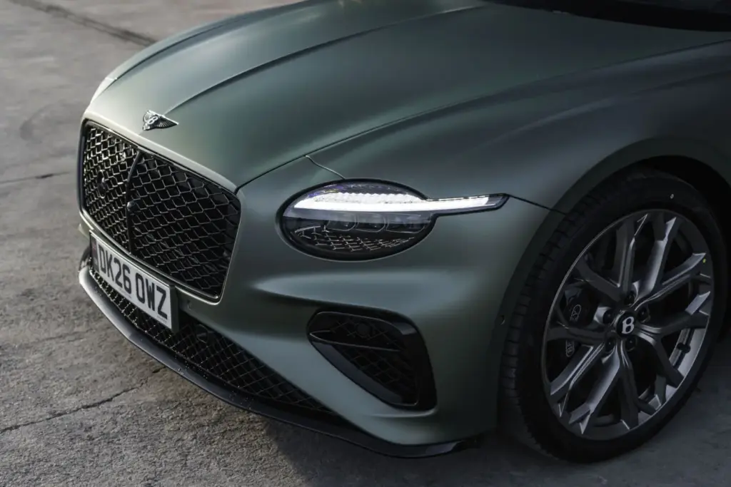 Primera prueba del Bentley Continental GTC S: Descapotable, impecable y con un escape Akrapovič 70 Motor16 Bentley GTC s V8 Hybrid alpine geen satine interior 7 Motor16