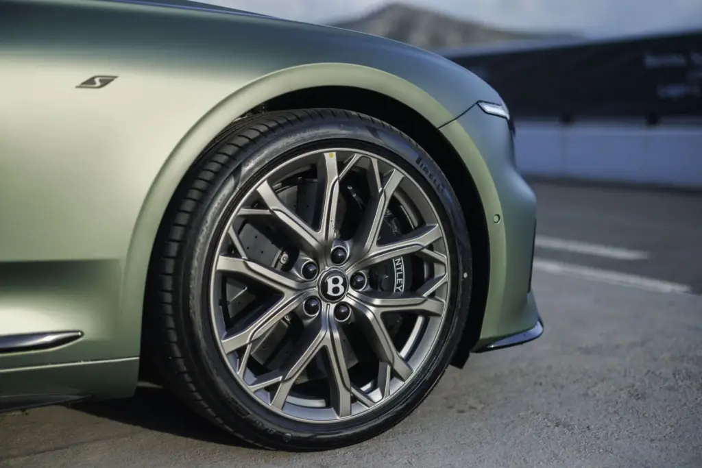 Primera prueba del Bentley Continental GTC S: Descapotable, impecable y con un escape Akrapovič 69 Motor16 Bentley GTC s V8 Hybrid alpine geen satine interior 8 Motor16