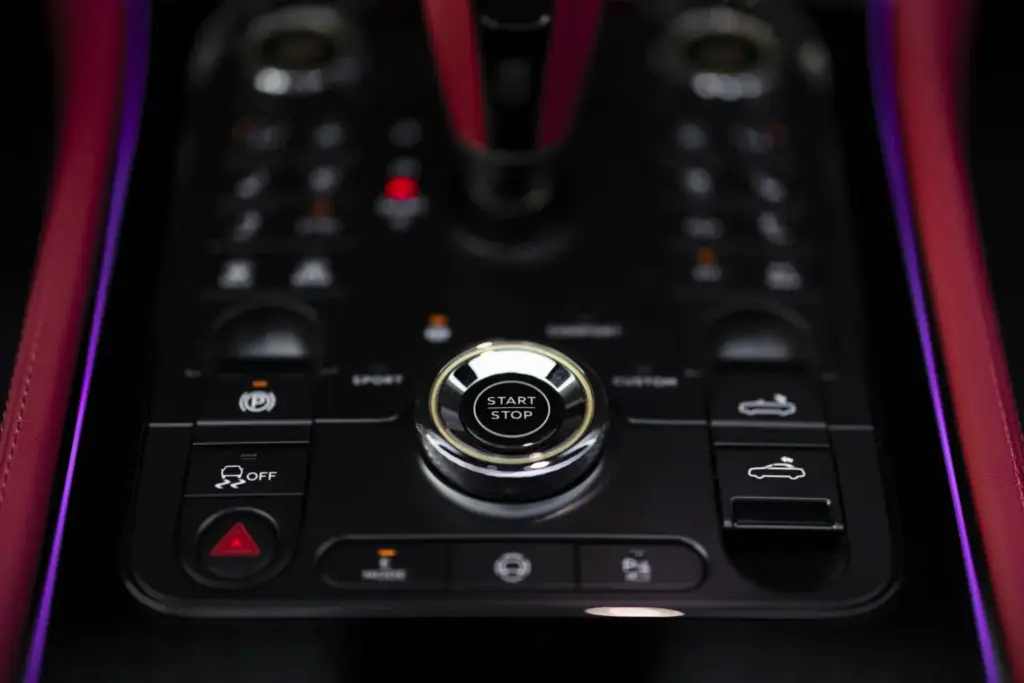 Primera prueba del Bentley Continental GTC S: Descapotable, impecable y con un escape Akrapovič 44 Motor16 Bentley GTC s V8 Hybrid alpine geen satine interior detalles 1 Motor16
