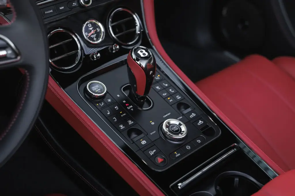Primera prueba del Bentley Continental GTC S: Descapotable, impecable y con un escape Akrapovič 33 Motor16 Bentley GTC s V8 Hybrid alpine geen satine interior detalles 12 Motor16