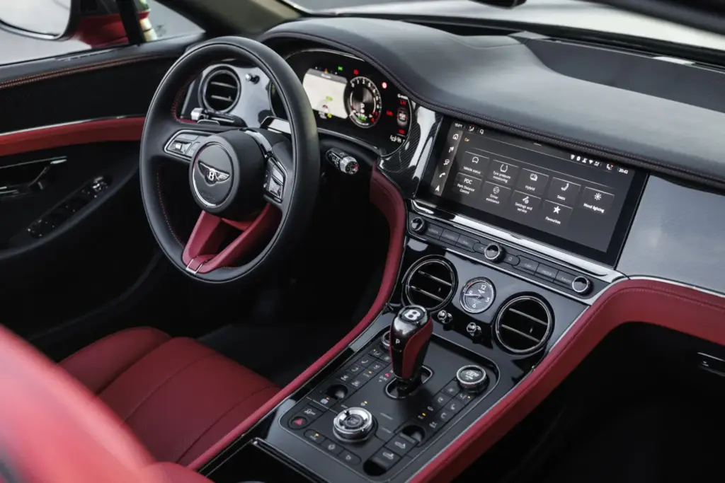 Primera prueba del Bentley Continental GTC S: Descapotable, impecable y con un escape Akrapovič 32 Motor16 Bentley GTC s V8 Hybrid alpine geen satine interior detalles 13 Motor16