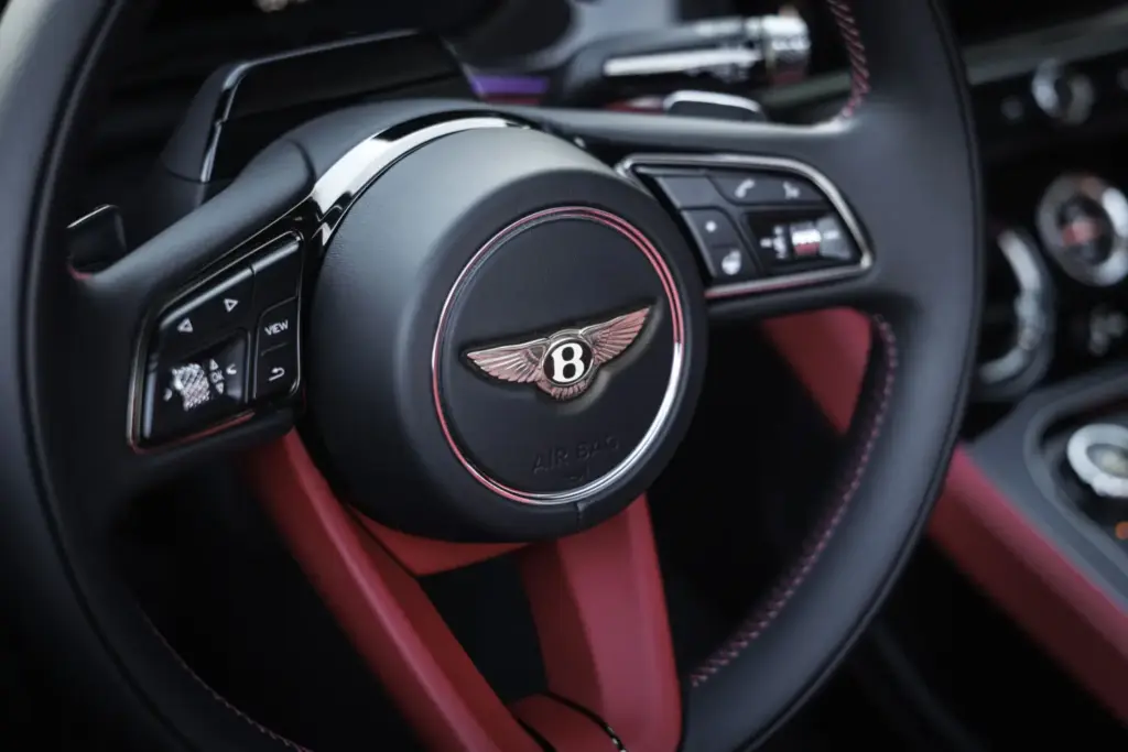 Primera prueba del Bentley Continental GTC S: Descapotable, impecable y con un escape Akrapovič 31 Motor16 Bentley GTC s V8 Hybrid alpine geen satine interior detalles 14 Motor16