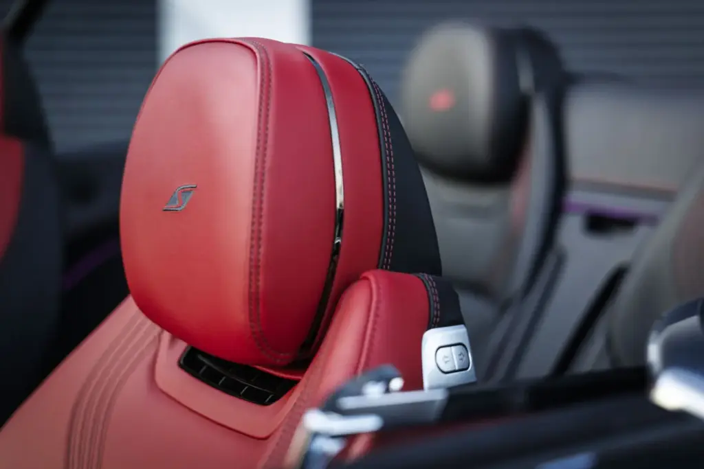 Primera prueba del Bentley Continental GTC S: Descapotable, impecable y con un escape Akrapovič 30 Motor16 Bentley GTC s V8 Hybrid alpine geen satine interior detalles 15 Motor16