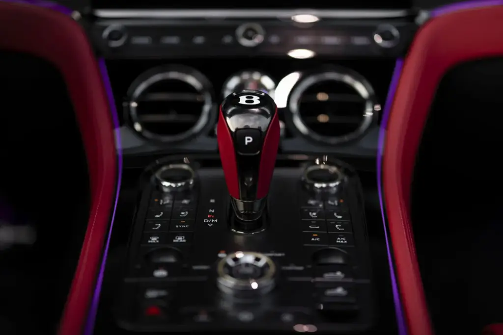 Primera prueba del Bentley Continental GTC S: Descapotable, impecable y con un escape Akrapovič 28 Motor16 Bentley GTC s V8 Hybrid alpine geen satine interior detalles 17 Motor16