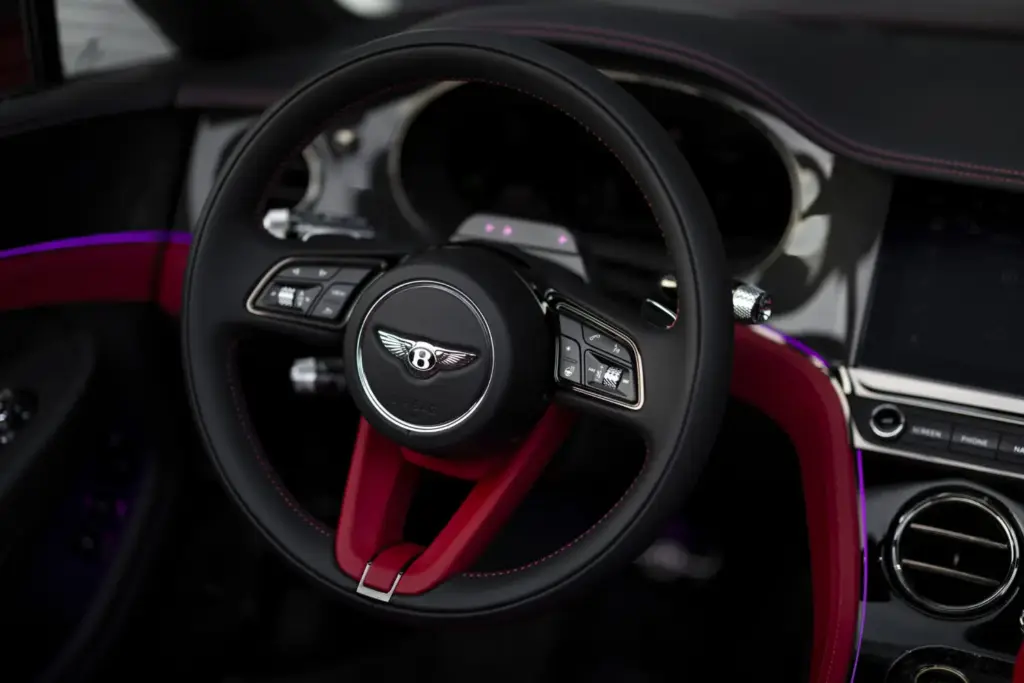 Primera prueba del Bentley Continental GTC S: Descapotable, impecable y con un escape Akrapovič 27 Motor16 Bentley GTC s V8 Hybrid alpine geen satine interior detalles 18 Motor16