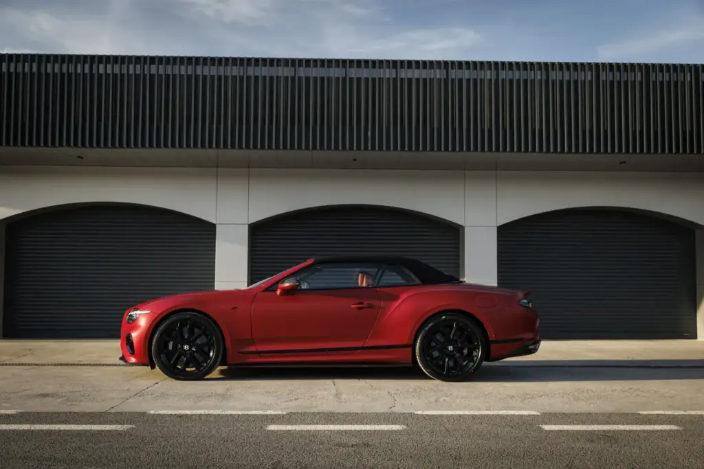 Primera prueba del Bentley Continental GTC S: Descapotable, impecable y con un escape Akrapovič 43 Motor16 Bentley GTC s V8 Hybrid alpine geen satine interior detalles 2 Motor16