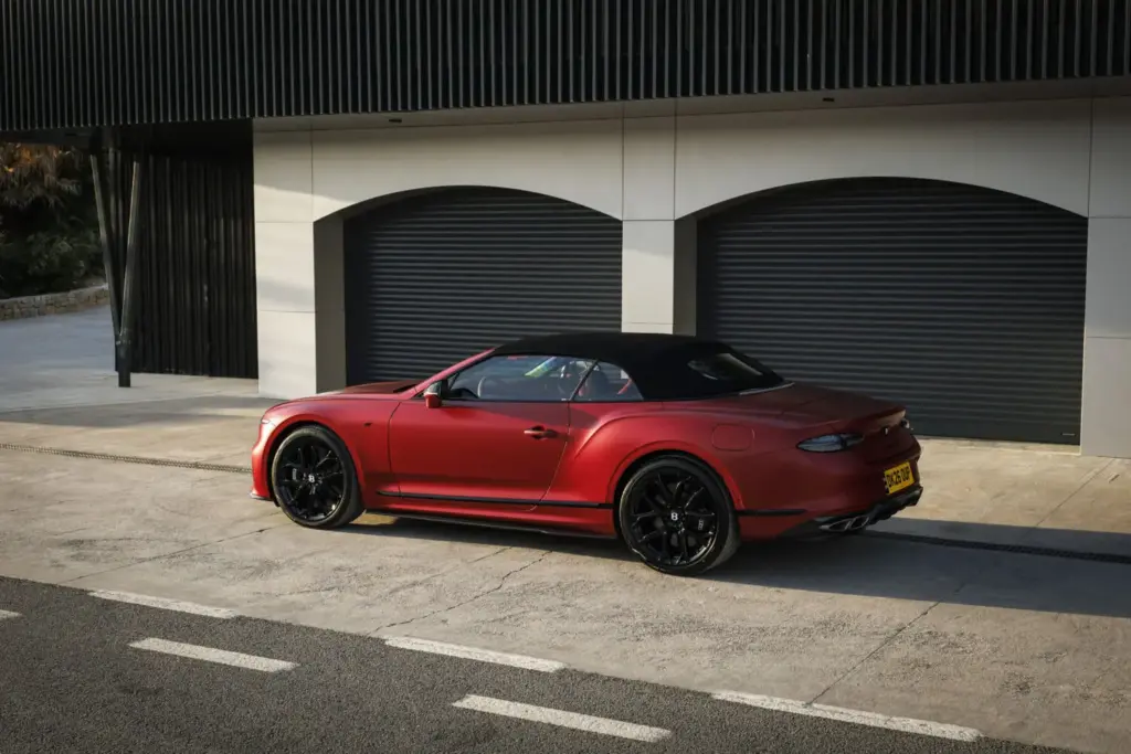 Primera prueba del Bentley Continental GTC S: Descapotable, impecable y con un escape Akrapovič 42 Motor16 Bentley GTC s V8 Hybrid alpine geen satine interior detalles 3 Motor16