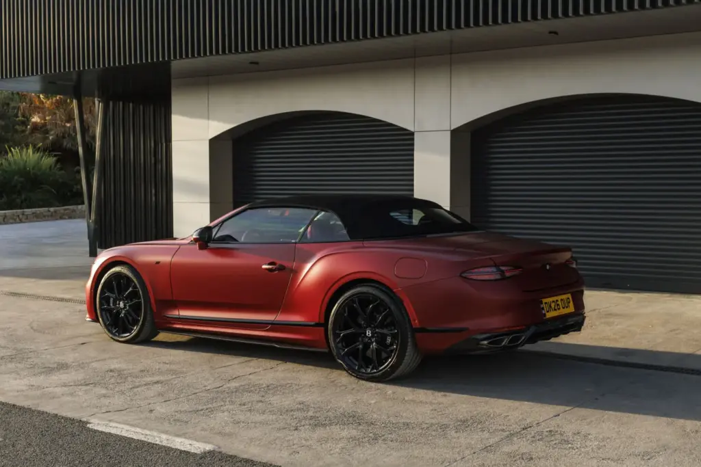 Primera prueba del Bentley Continental GTC S: Descapotable, impecable y con un escape Akrapovič 41 Motor16 Bentley GTC s V8 Hybrid alpine geen satine interior detalles 4 Motor16