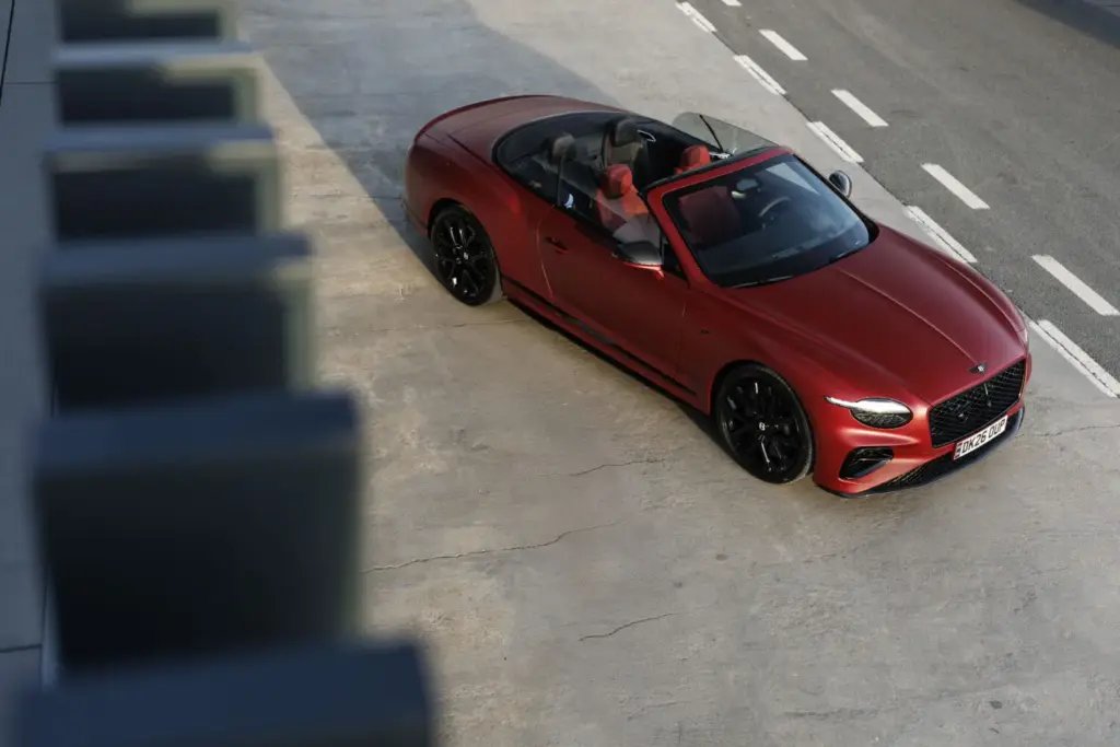 Primera prueba del Bentley Continental GTC S: Descapotable, impecable y con un escape Akrapovič 39 Motor16 Bentley GTC s V8 Hybrid alpine geen satine interior detalles 6 Motor16