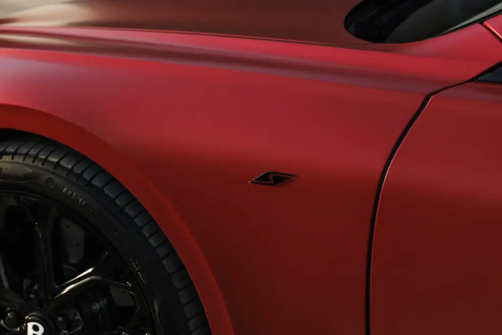Primera prueba del Bentley Continental GTC S: Descapotable, impecable y con un escape Akrapovič 37 Motor16 Bentley GTC s V8 Hybrid alpine geen satine interior detalles 8 Motor16
