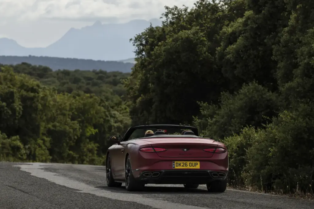 Primera prueba del Bentley Continental GTC S: Descapotable, impecable y con un escape Akrapovič 58 Motor16 Bentley GTC s V8 Hybrid candy red satine 1 Motor16