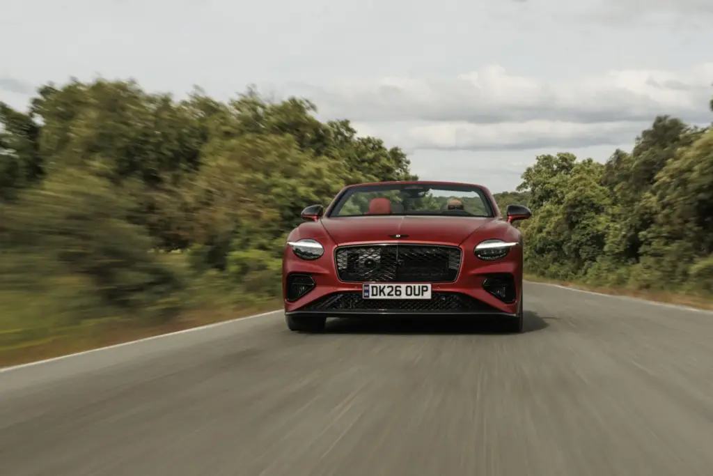 Primera prueba del Bentley Continental GTC S: Descapotable, impecable y con un escape Akrapovič 49 Motor16 Bentley GTC s V8 Hybrid candy red satine 10 Motor16