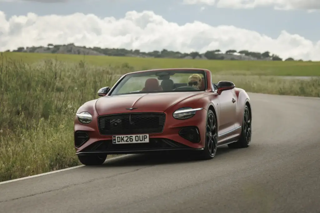 Primera prueba del Bentley Continental GTC S: Descapotable, impecable y con un escape Akrapovič 48 Motor16 Bentley GTC s V8 Hybrid candy red satine 11 Motor16