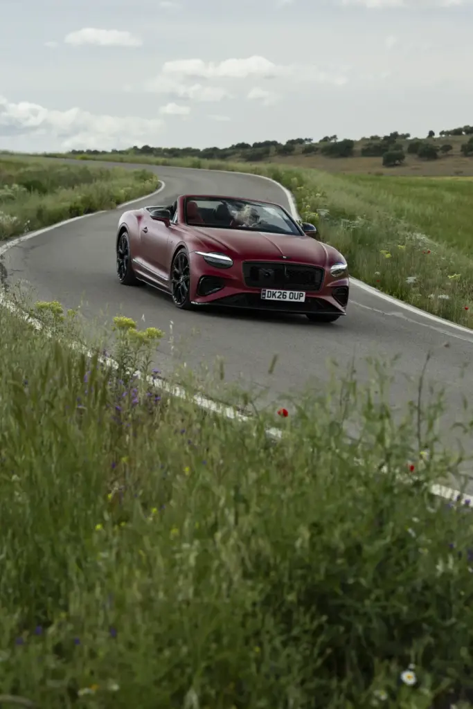 Primera prueba del Bentley Continental GTC S: Descapotable, impecable y con un escape Akrapovič 47 Motor16 Bentley GTC s V8 Hybrid candy red satine 12 Motor16