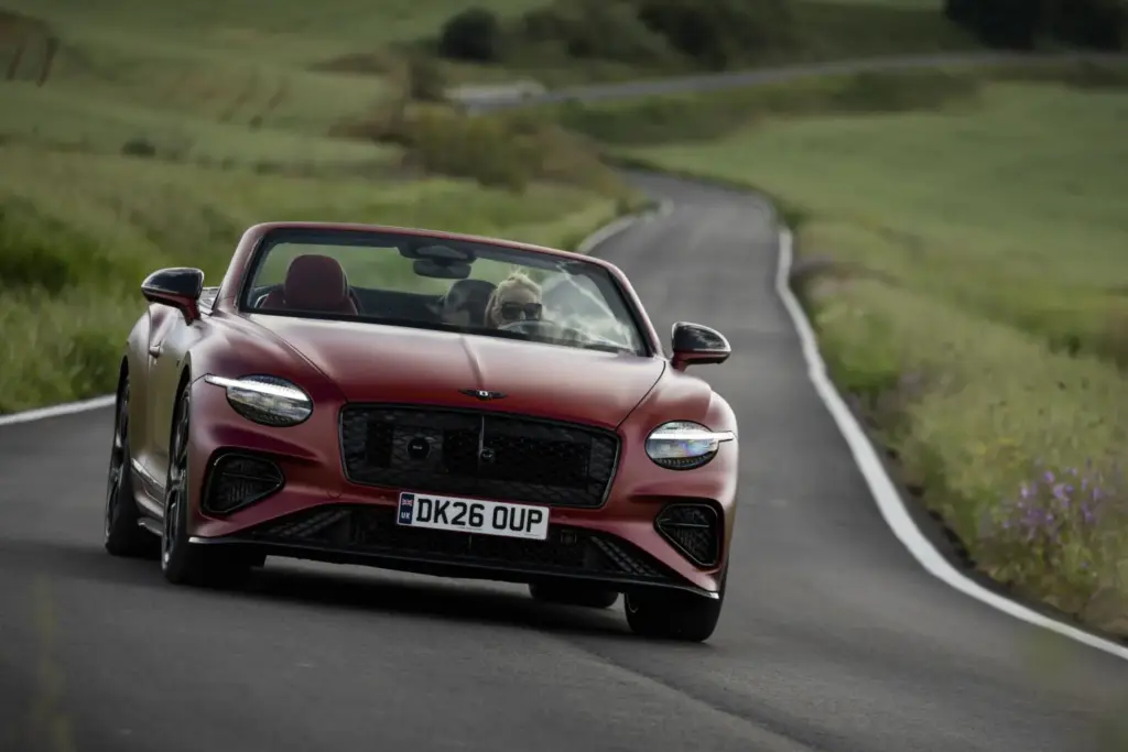 Primera prueba del Bentley Continental GTC S: Descapotable, impecable y con un escape Akrapovič 46 Motor16 Bentley GTC s V8 Hybrid candy red satine 13 Motor16