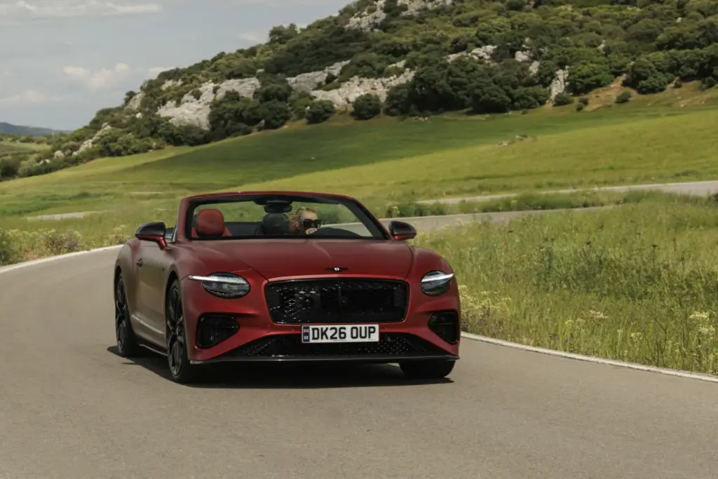 Primera prueba del Bentley Continental GTC S: Descapotable, impecable y con un escape Akrapovič 45 Motor16 Bentley GTC s V8 Hybrid candy red satine 14 Motor16