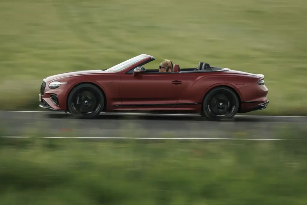 Primera prueba del Bentley Continental GTC S: Descapotable, impecable y con un escape Akrapovič 61 Motor16 Bentley GTC s V8 Hybrid candy red satine 15 Motor16