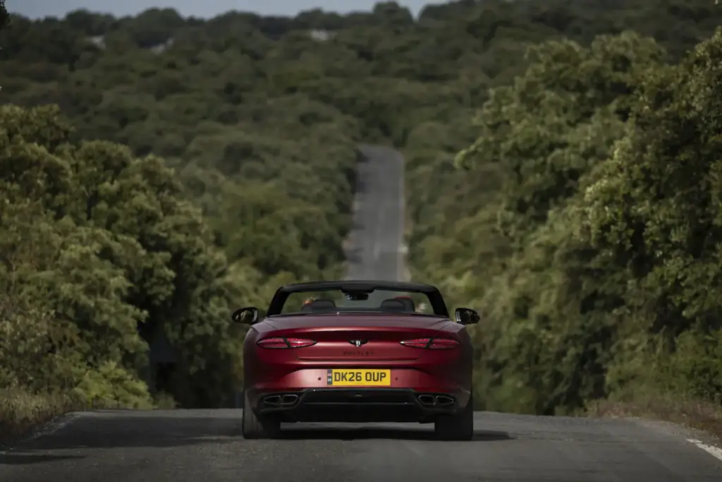 Primera prueba del Bentley Continental GTC S: Descapotable, impecable y con un escape Akrapovič 60 Motor16 Bentley GTC s V8 Hybrid candy red satine 16 Motor16
