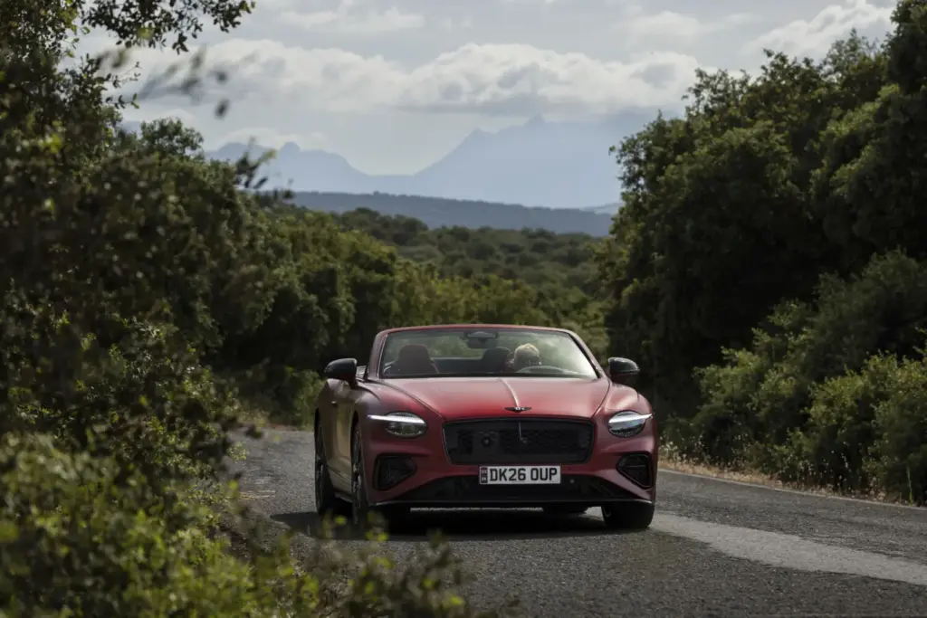 Primera prueba del Bentley Continental GTC S: Descapotable, impecable y con un escape Akrapovič 59 Motor16 Bentley GTC s V8 Hybrid candy red satine 17 Motor16