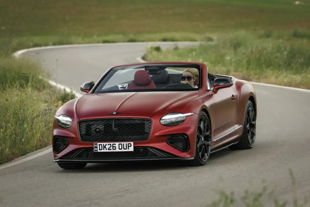 Primera prueba del Bentley Continental GTC S: Descapotable, impecable y con un escape Akrapovič 57 Motor16 Bentley GTC s V8 Hybrid candy red satine 2 Motor16