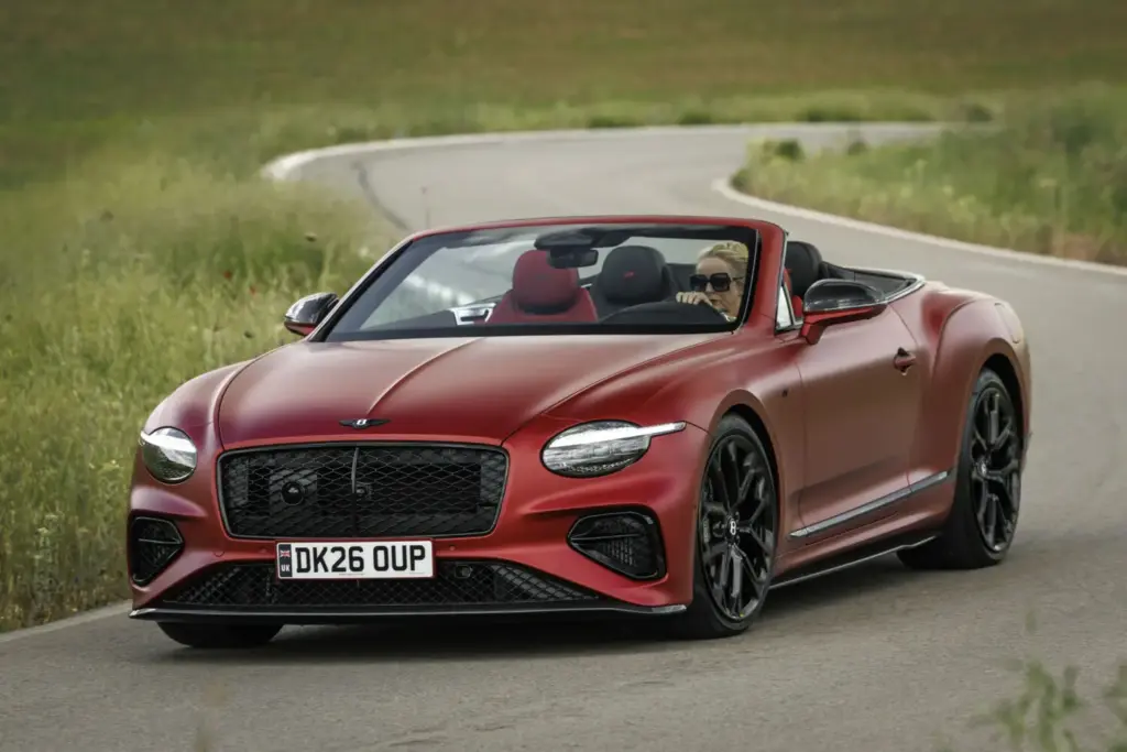 Primera prueba del Bentley Continental GTC S: Descapotable, impecable y con un escape Akrapovič 56 Motor16 Bentley GTC s V8 Hybrid candy red satine 3 Motor16